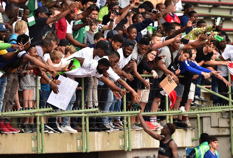 Nigerijští fanoušci s fotbalistou Johnem Obi Mikelem.