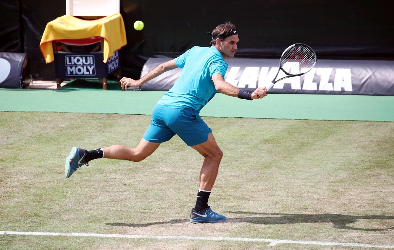 Federer během utkání na turnaji ve Stuttgartu. Federer během utkání na turnaji ve Stuttgartu.