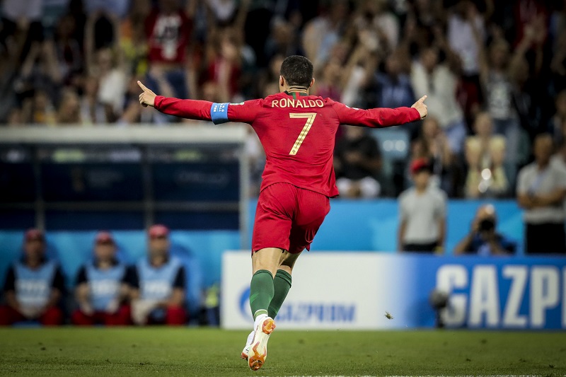 Christiano Ronaldo oslavuje jednu ze svých tref proti Španělsku.