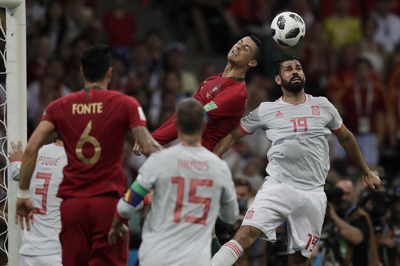 Christiano Ronaldo v souboji s Diego Costou. Christiano Ronaldo v souboji s Diego Costou.