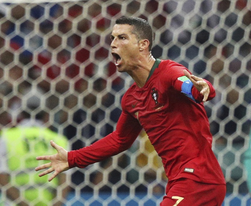 Christiano Ronaldo slaví jednu ze svých tří branek proti Španělsku.