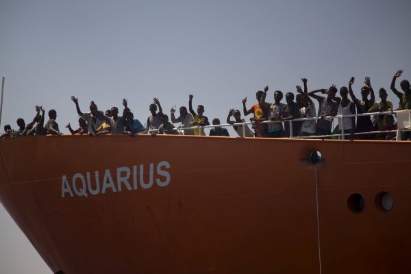 Loď Aquarius s migranty z Afriky.