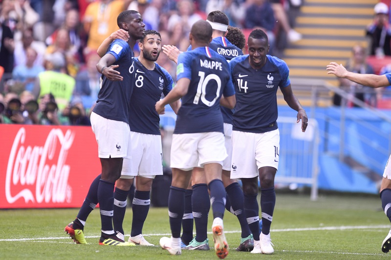 Francouzi se radují z druhého gólu v síti Austrálie.