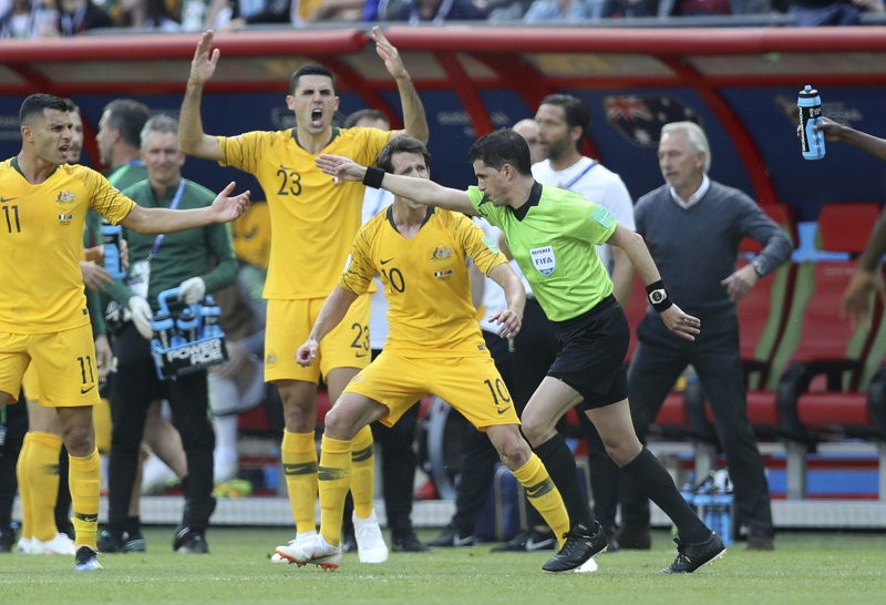 Rozhodčí právě mění svůj původní verdikt a nařizuje penaltu pro Francii.