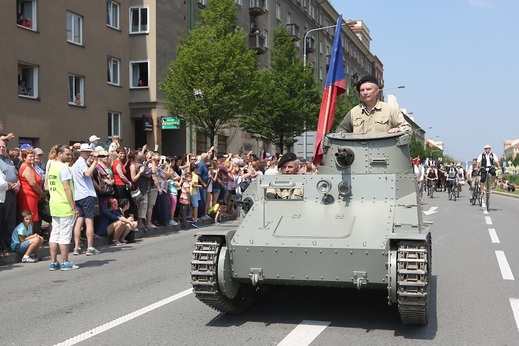 Průvodu se účastnil i tank. Průvodu se účastnil i tank.