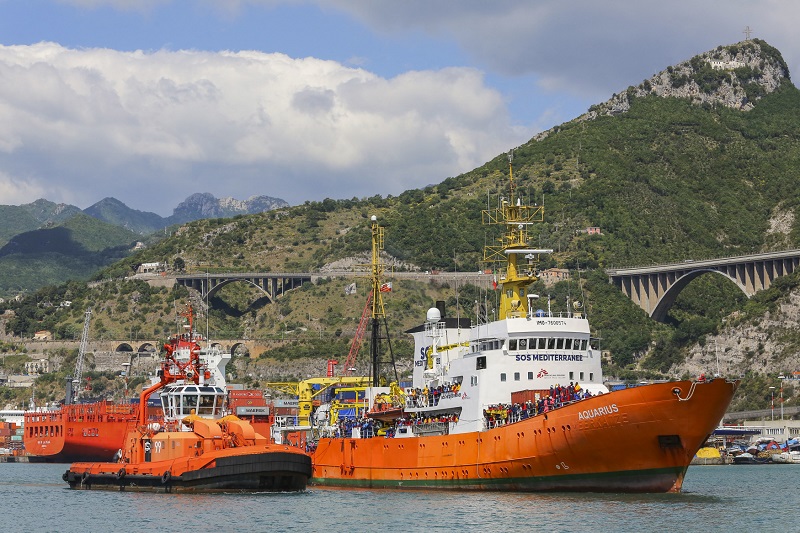 Loď Aquarius s migranty z Afriky.