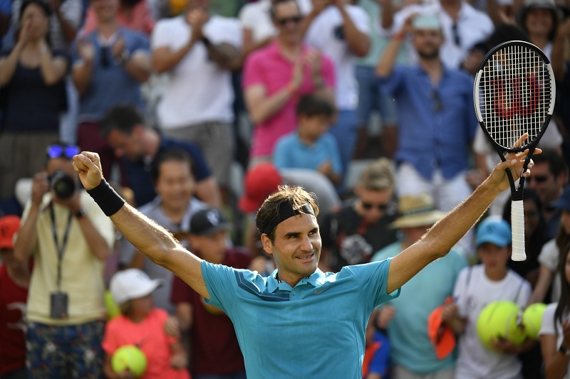 Roger Federer slaví postup do finále turnaje ve Stuttgartu.