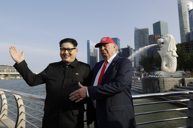 Kim Čong-un (vlevo) s Donaldem Trumpem.