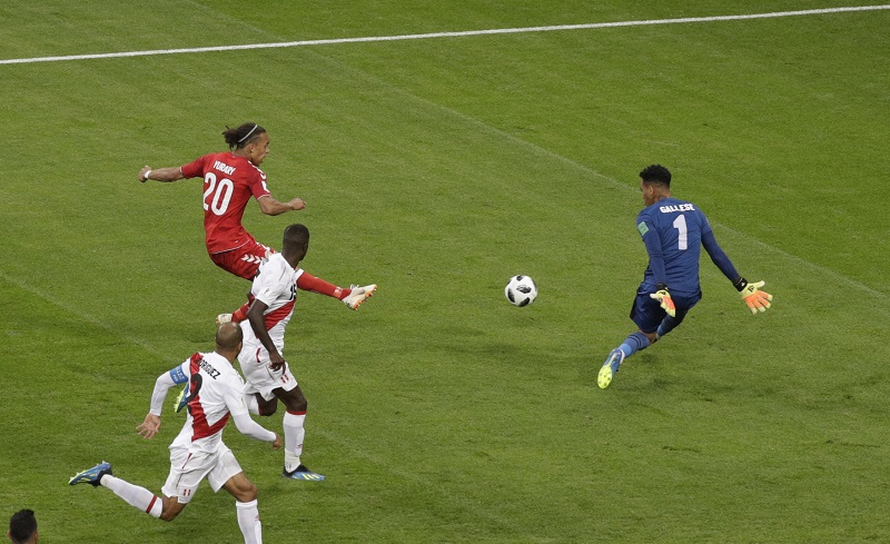 Poulsen v momentě, kdy prostřelil peruánského gólmana.