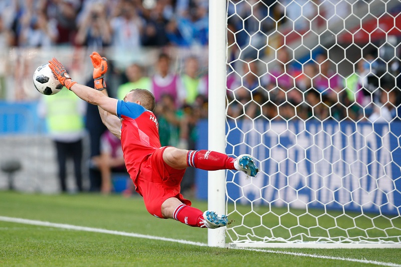 Islandský brankář Halldórsson právě chytá Messiho penaltu.