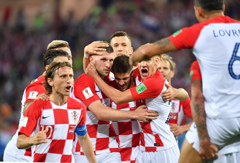 Hráči Chorvatska se radují z druhé trefy v síti Nigérie.