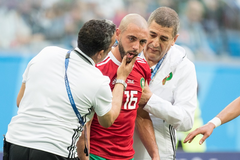 Marocký fotbalista Amrabat po zákroku, po kterém musel střídat. Marocký fotbalista Amrabat po zákroku, po kterém musel střídat.