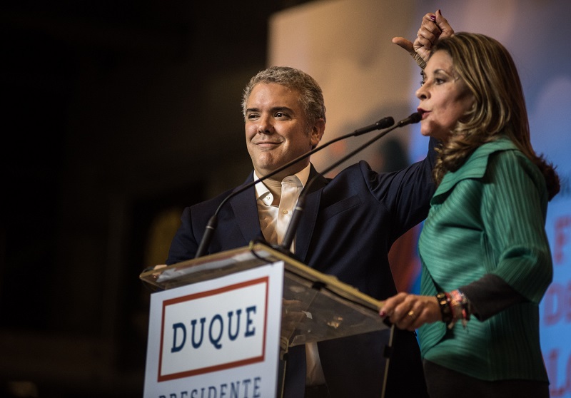 Iván Duque se raduje z vítězství v kolumbijských prezidentských volbách.