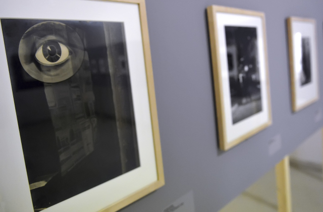 Na snímku vlevo je fotografie z cyklu Čas trvá Jaromíra Funkeho, vytvořená v roce 1932.