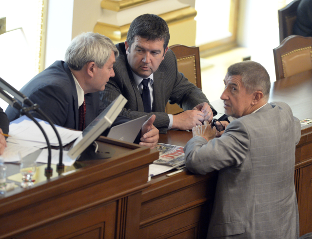 Andreje Babiše (dole) a Vojtěcha Filipa (vlevo) doplnil na fotce Jan Hamáček. 