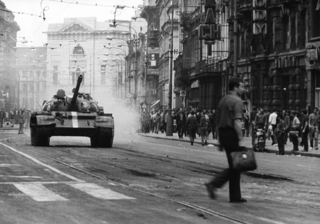 Tank projíždějící hlavním městem v roce 1968