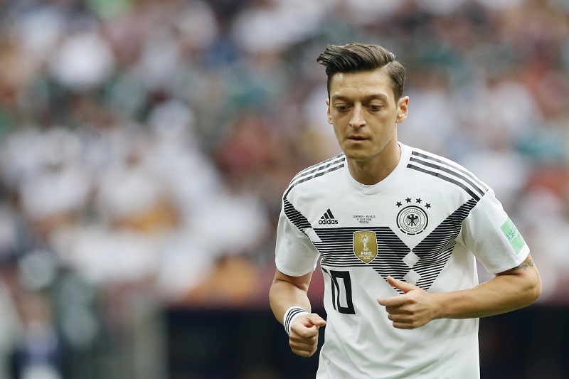 Německý záložník Mesut Özil čelí velké kritice. Německý záložník Mesut Özil čelí velké kritice.