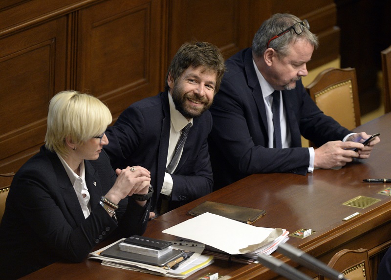 Robert Pelikán (uprostřed) už nebude poslancem.
