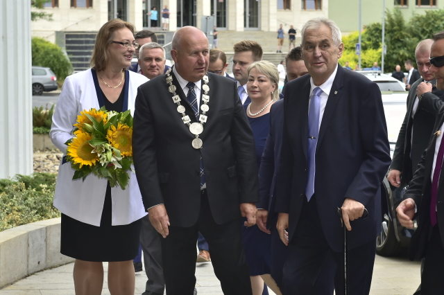 Prezident ČR Miloš Zeman (vpravo) s manželkou Ivanou (druhá zprava vzadu) zahájili 19. června 2018 příjezdem ke krajskému úřadu v Ústí nad Labem třídenní návštěvu Ústeckého kraje. Prezidenta přivítal hejtman kraje Oldřich Bubeníček (druhý zleva) s manželkou Jitkou (vlevo).