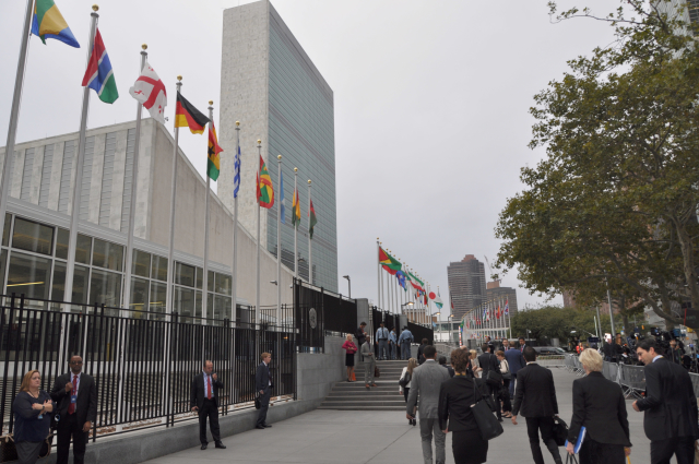 Sídlo Organizace spojených národů v New Yorku v průběhu všeobecné rozpravy Valného shromáždění OSN. Sídlo Organizace spojených národů v New Yorku v průběhu všeobecné rozpravy Valného shromáždění OSN.