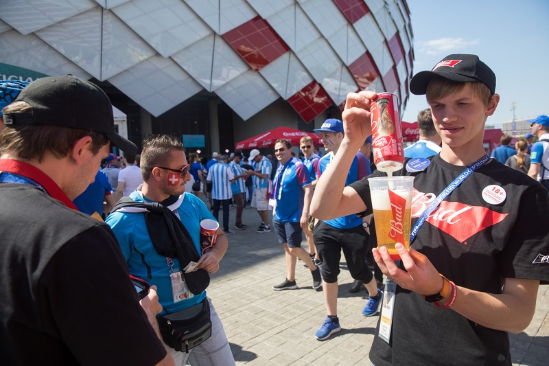 Fanoušci na fotbalovém šampionátu smutní, v některých moskevských podnicích došlo pivo. 