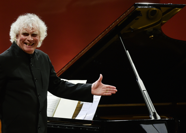 Britský dirigent Simon Rattle.