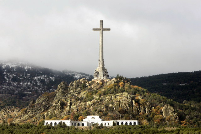 Bazilika v Údolí padlých nedaleko Madridu, kde je pohřben diktátor Francisco Franco. Bazilika v Údolí padlých nedaleko Madridu, kde je pohřben diktátor Francisco Franco.