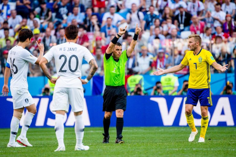 FIFA je se systémem videorozhodčího na MS zatím velmi spokojená. FIFA je se systémem videorozhodčího na MS zatím velmi spokojená.