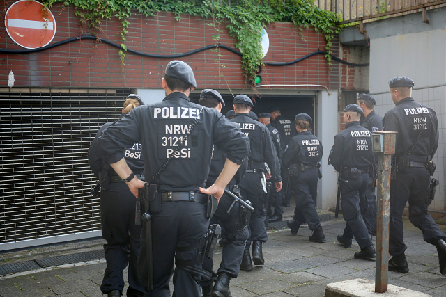 Policie prohledává budovu v Kolíně nad Rýnem, kde byl nalezen jedovatý ricin.