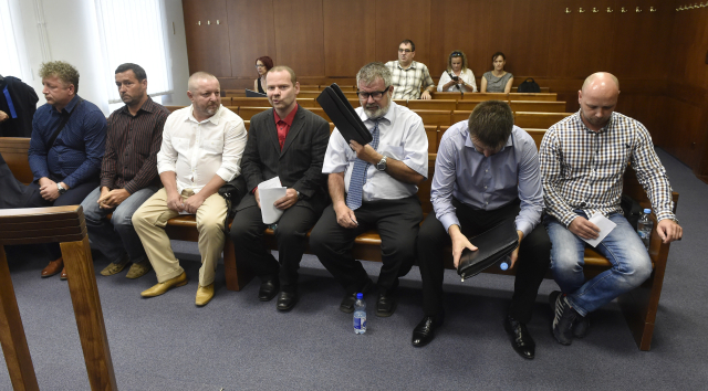 Zleva obžalovaní Michal Rozumek, Robert Sedlařík, Pavel Čaniga, Dominik Nagy, Ladislav Kováč, Pavel Rybář a Tomáš Dreksler 20. června 2018 v soudní síni u olomouckého vrchního soudu před zahájením líčení o rozsáhlém případu údajných odběratelů a distributorů nelegálního lihu od zlínského podnikatele Radka Březiny. Zleva obžalovaní Michal Rozumek, Robert Sedlařík, Pavel Čaniga, Dominik Nagy, Ladislav Kováč, Pavel Rybář a Tomáš Dreksler 20. června 2018 v soudní síni u olomouckého vrchního soudu před zahájením líčení o rozsáhlém případu údajných odběratelů a distributorů nelegálního lihu od zlínského podnikatele Radka Březiny.