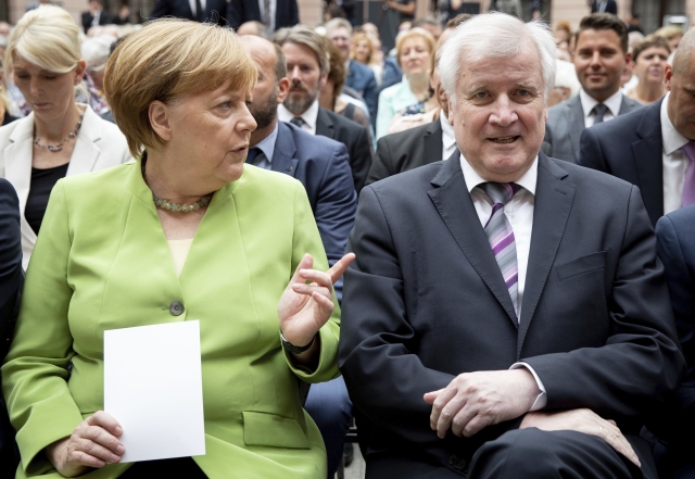 Angela Merkelová a ministr vnitra Horst Seehofer.
