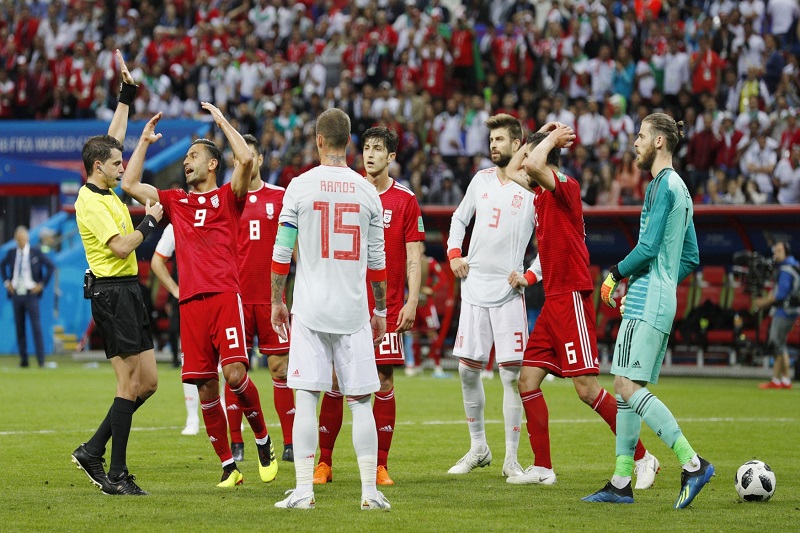 Španělský obránce Dani Carvajal se zlobí na svého posledního soupeře.