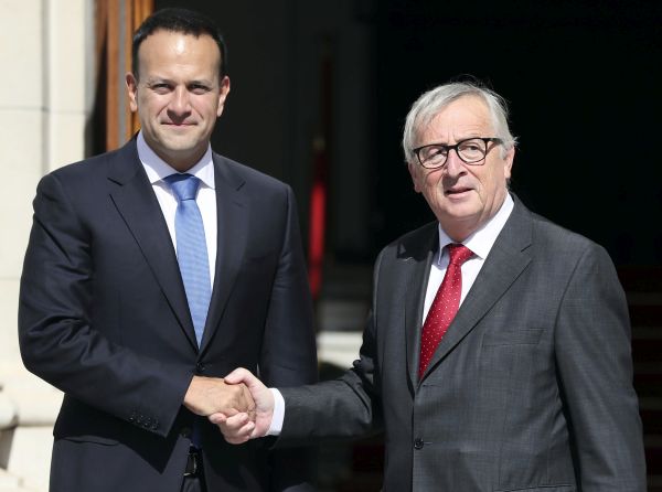 Irský premiér Leo Varadkar (vlevo) a předseda Evropské komise Jean-Claud Juncker. Irský premiér Leo Varadkar (vlevo) a předseda Evropské komise Jean-Claud Juncker.