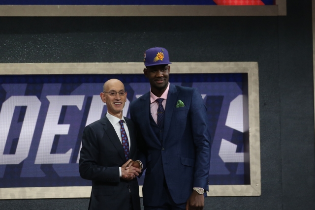 Vlevo komisař NBA Adam Silver a jedička draftu Deandre Ayton. Vlevo komisař NBA Adam Silver a jedička draftu Deandre Ayton.