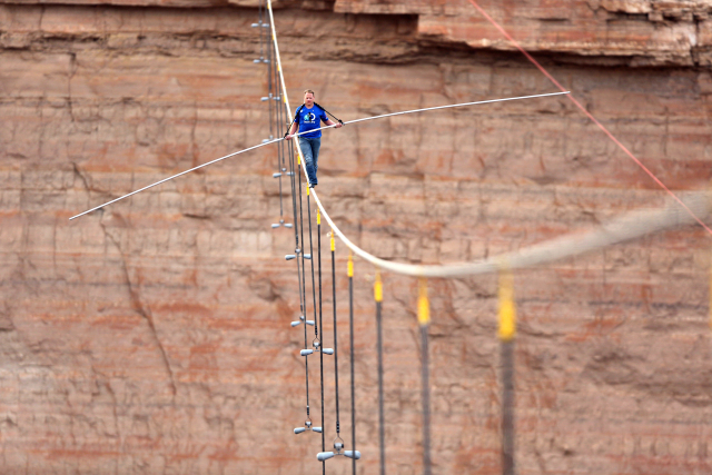 Americký provazochodec Nik Wallenda.
