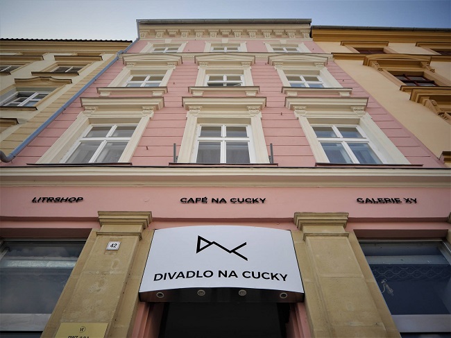 Divadlo na cucky. Divadlo na cucky.