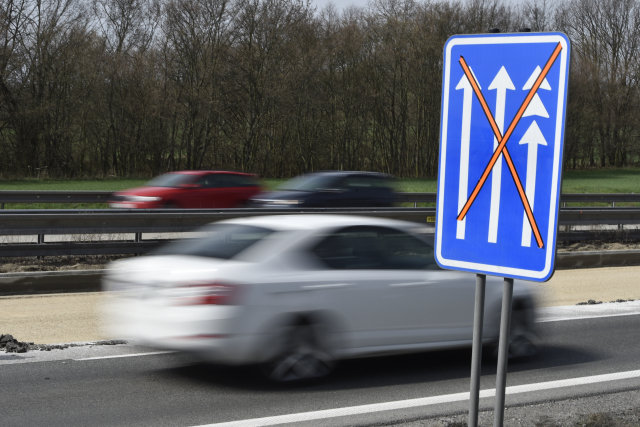 Řidiče čeká dopravní komplikace.