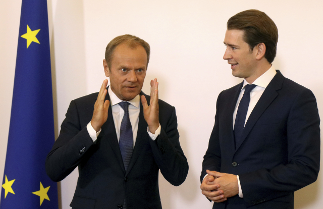 Donald Tusk na fotce se Sebastianem Kurzem. 