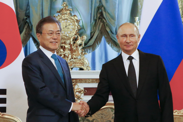 Ruský prezident Vladimir Putin (vpravo) a jeho jihokorejský protějšek Mun Če-in.
