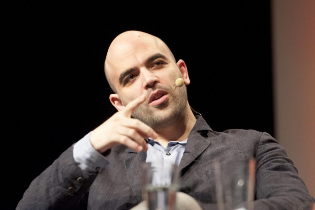 Italský spisovatel a novinář Roberto Saviano.