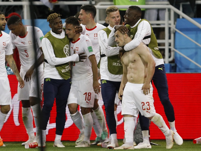 Shaqiri se raduje se svými spoluhráči z vítězné trefy v závěru.