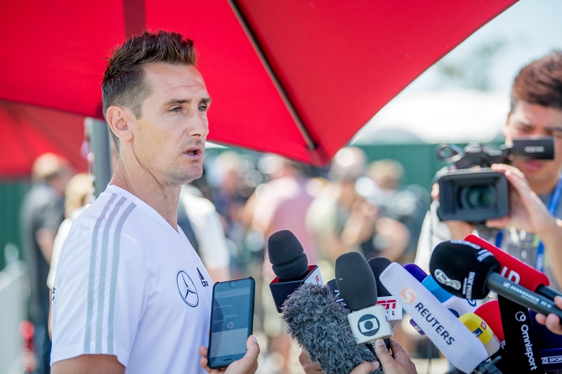 Miroslav Klose při rozhovoru s novináři.