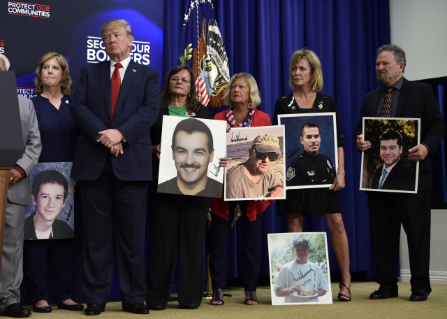 Donald Trump s rodinami, jejichž příbuzní byli zavražděni migranty bez dokumentů.