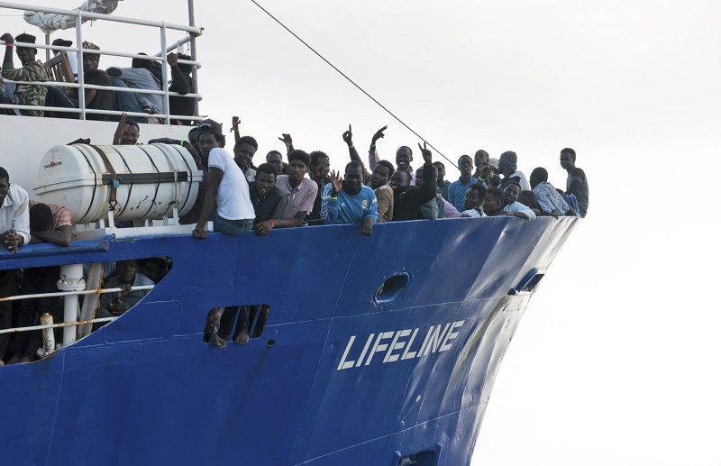 Loď Lifeline převáží z Libye přes dvě stě migrantů.