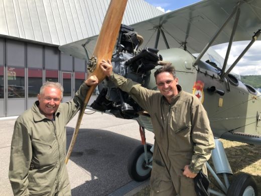 Zhruba 21 letových hodin trvala sedmdesátiletému aviatikovi Vladimíru Handlíkovi cesta z Česka do Francie a zpátky, kterou v uplynulých dnech zdolal na replice francouzského letounu Caudron G3 z roku 1913. Na snímku je u letadla se synem Petrem.
