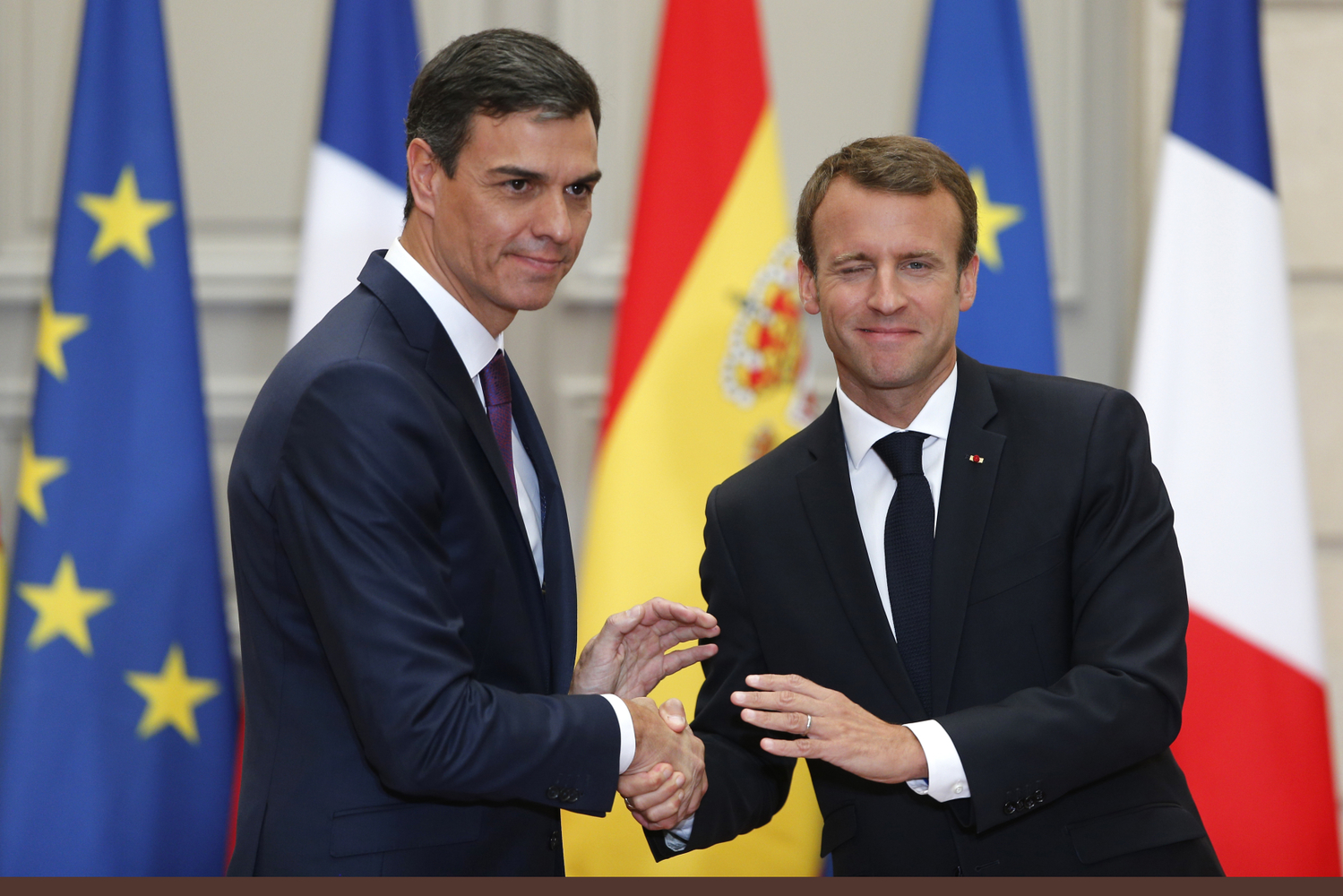 Pedro Sánchez (vlevo) a Emmanuel Macron.