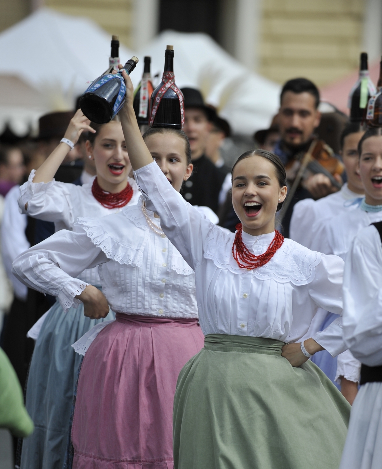 Členky maďarského souboru na mezinárodním folklorním festivalu ve Strážnici.