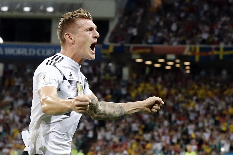 Toni Kroos se raduje z vítězné trefy proti Švédům.