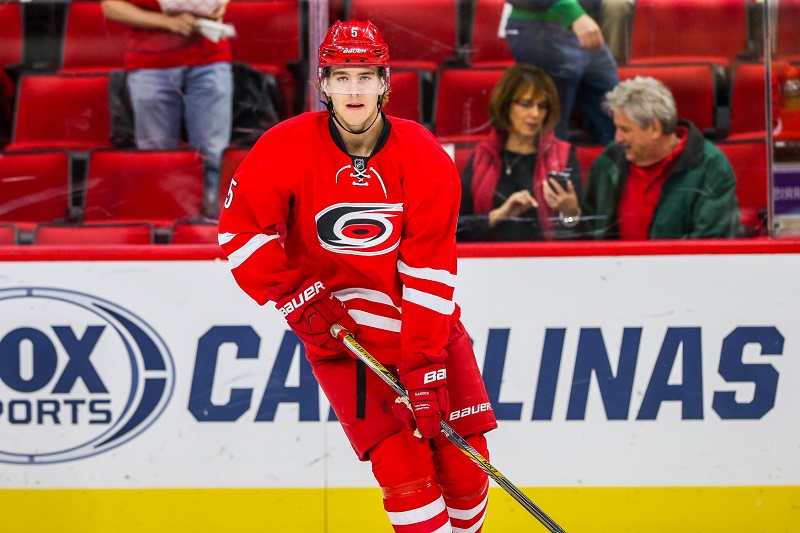 Noah Hanifin ještě v dresu Caroliny, nově bude hrát za Calgary.
