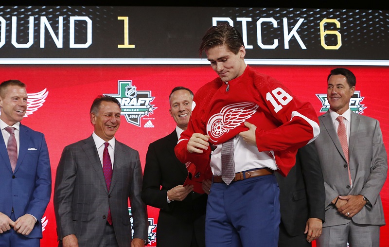 Filip Zadina na pódiu po oznámení jeho jména.